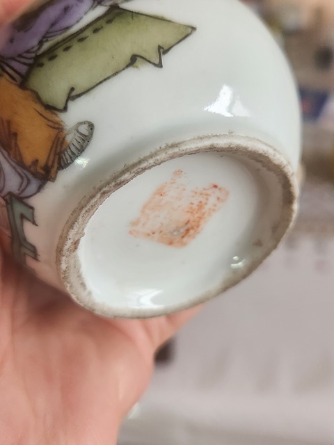 古玩陶瓷粉彩人物渣斗真品鑒賞圖