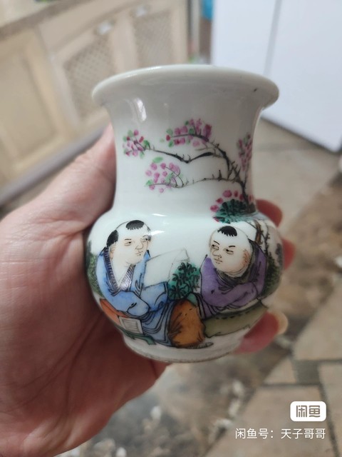 古玩陶瓷粉彩人物渣斗真品鑒賞圖