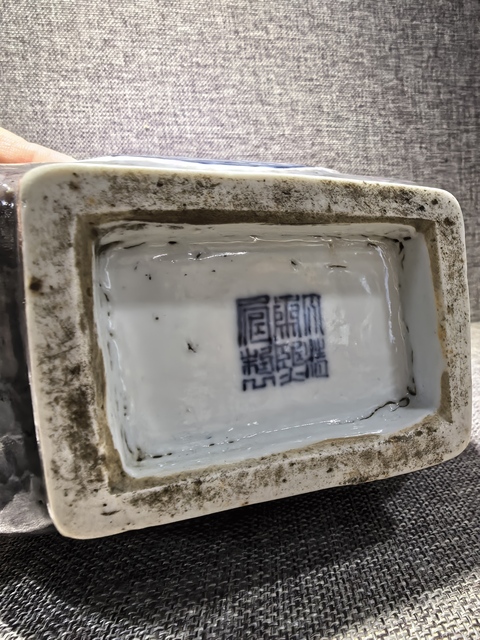 古玩陶瓷龍紋貫耳瓶真品鑒賞圖