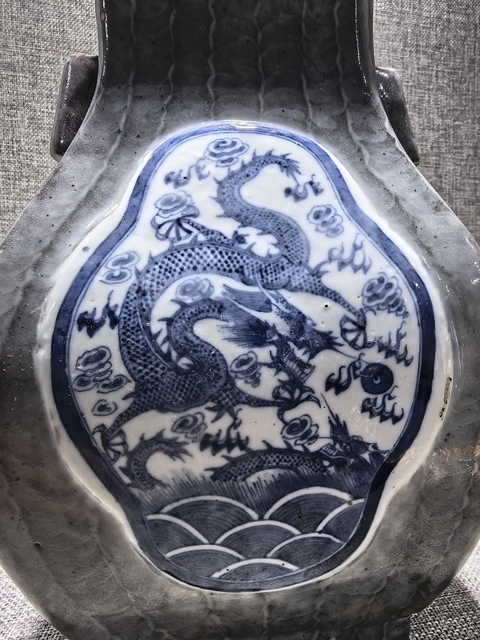 古玩陶瓷龍紋貫耳瓶真品鑒賞圖