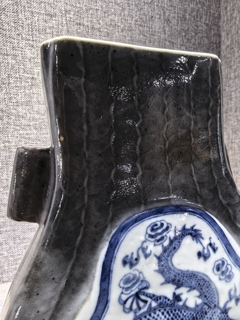 古玩陶瓷龍紋貫耳瓶真品鑒賞圖