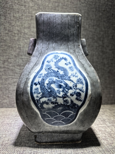 古玩陶瓷龍紋貫耳瓶真品鑒賞圖