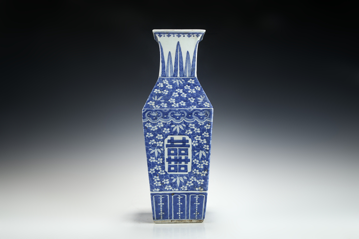 古玩陶瓷清中期·青花冰梅喜字紋四方瓶真品鑒賞圖