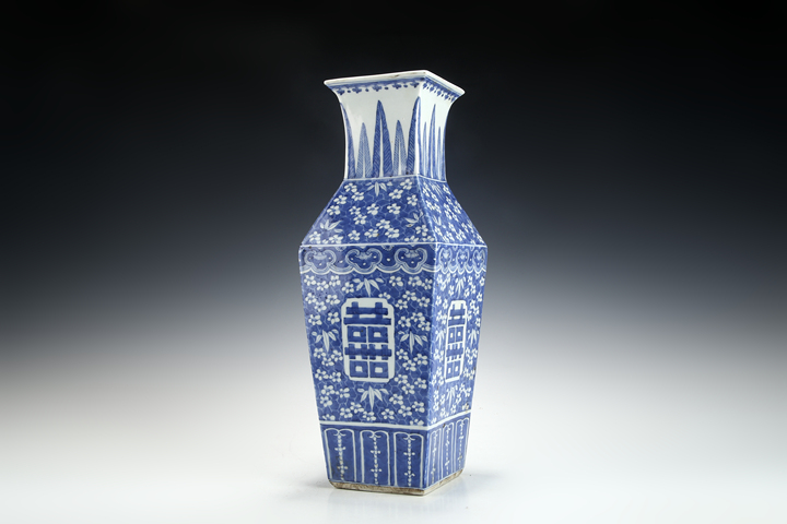 古玩陶瓷清中期·青花冰梅喜字紋四方瓶真品鑒賞圖