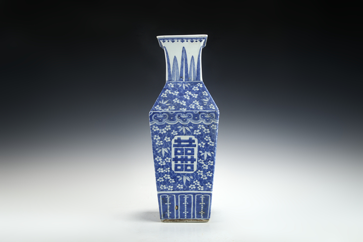 古玩陶瓷清中期·青花冰梅喜字紋四方瓶真品鑒賞圖