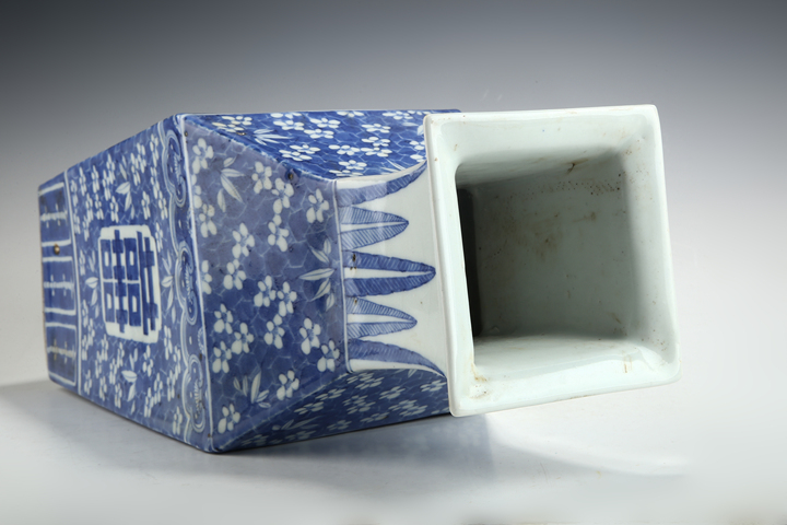 古玩陶瓷清中期·青花冰梅喜字紋四方瓶真品鑒賞圖