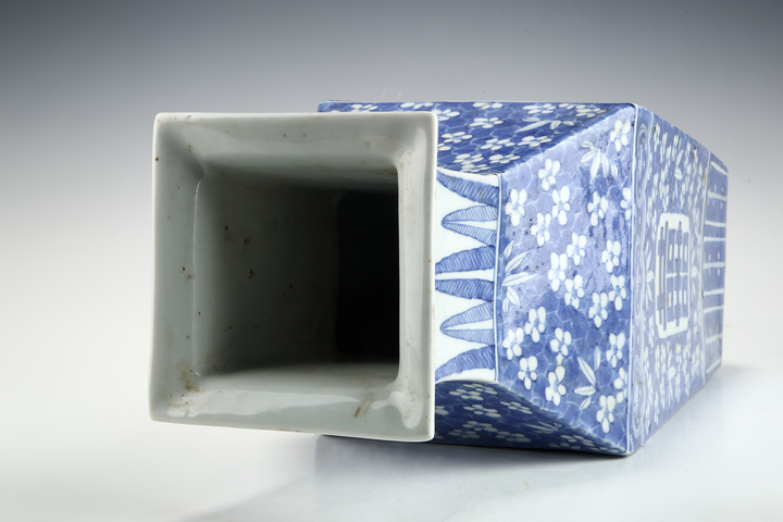 古玩陶瓷清中期·青花冰梅喜字紋四方瓶真品鑒賞圖