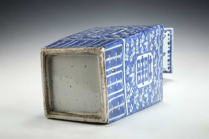 古玩陶瓷清中期·青花冰梅喜字紋四方瓶真品鑒賞圖