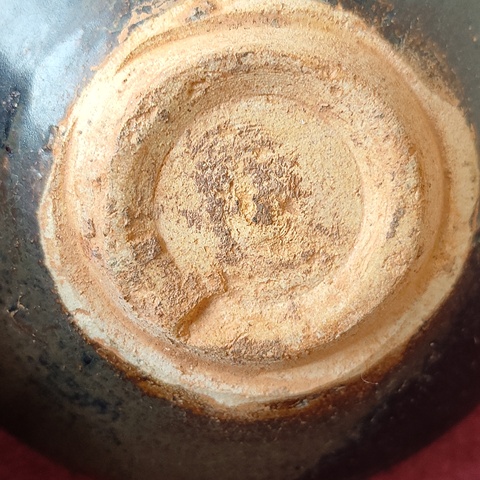 古玩陶瓷南宋·黑釉剪紙貼花朵梅紋盞 真品鑒賞圖