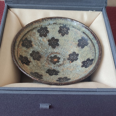 古玩陶瓷南宋·黑釉剪紙貼花朵梅紋盞 真品鑒賞圖