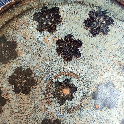 古玩陶瓷南宋·黑釉剪紙貼花朵梅紋盞 真品鑒賞圖