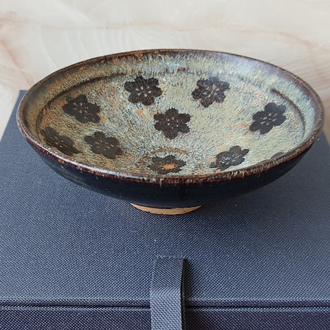 古玩陶瓷南宋·黑釉剪紙貼花朵梅紋盞 真品鑒賞圖