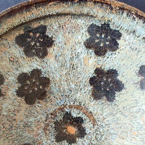 古玩陶瓷南宋·黑釉剪紙貼花朵梅紋盞 真品鑒賞圖