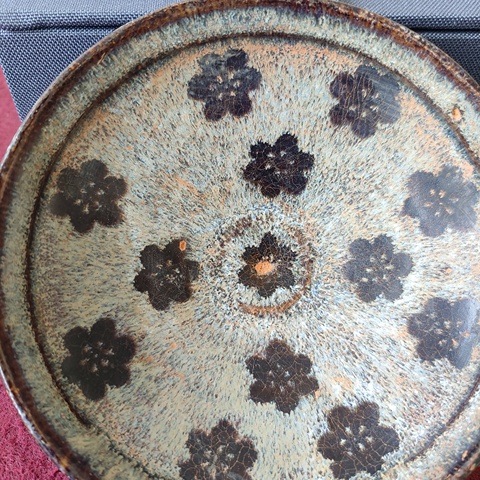 古玩陶瓷南宋·黑釉剪紙貼花朵梅紋盞 真品鑒賞圖