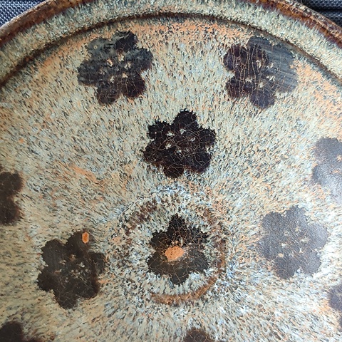 古玩陶瓷南宋·黑釉剪紙貼花朵梅紋盞 真品鑒賞圖