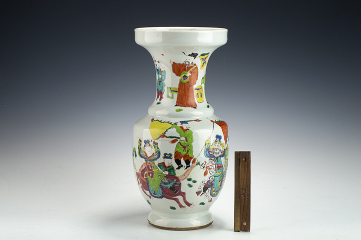 古玩陶瓷清雍正·粉彩刀馬人物紋盤口瓶真品鑒賞圖