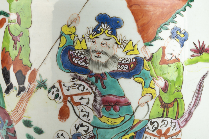 古玩陶瓷清雍正·粉彩刀馬人物紋盤口瓶真品鑒賞圖