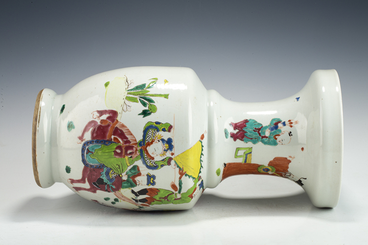 古玩陶瓷清雍正·粉彩刀馬人物紋盤口瓶真品鑒賞圖