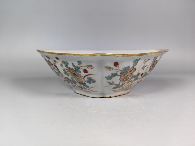 古玩陶瓷清中晚料彩花卉紋供盤真品鑒賞圖