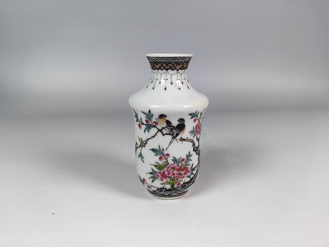 古玩陶瓷民國杏林春燕粉彩賞瓶真品鑒賞圖