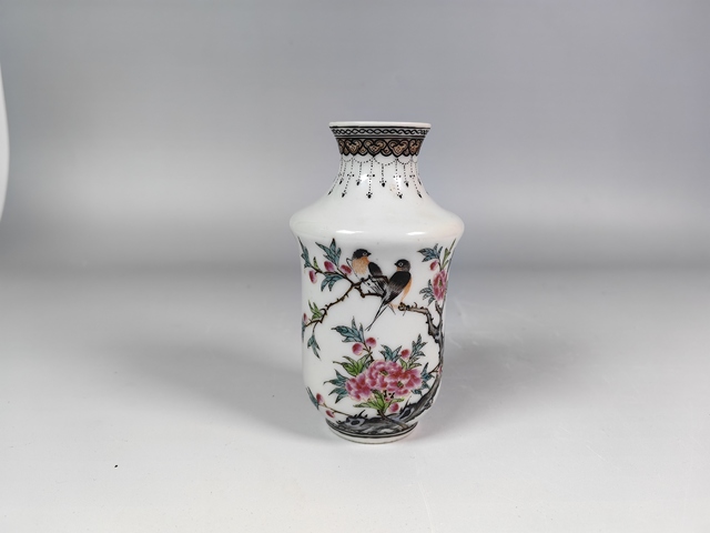 古玩陶瓷民國杏林春燕粉彩賞瓶真品鑒賞圖