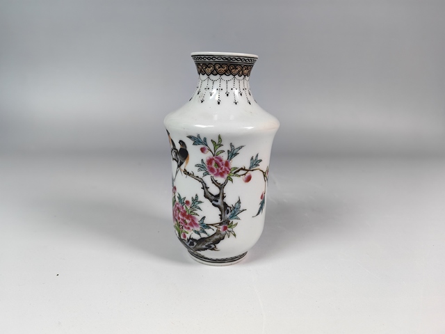 古玩陶瓷民國杏林春燕粉彩賞瓶真品鑒賞圖