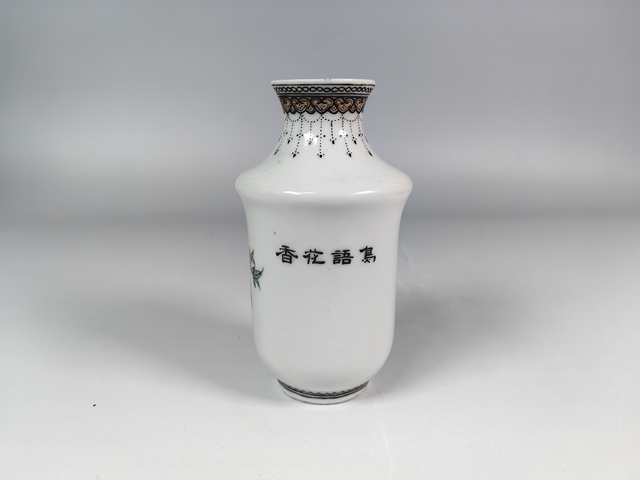 古玩陶瓷民國杏林春燕粉彩賞瓶真品鑒賞圖