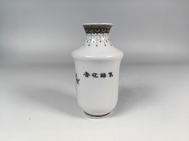 古玩陶瓷民國杏林春燕粉彩賞瓶真品鑒賞圖