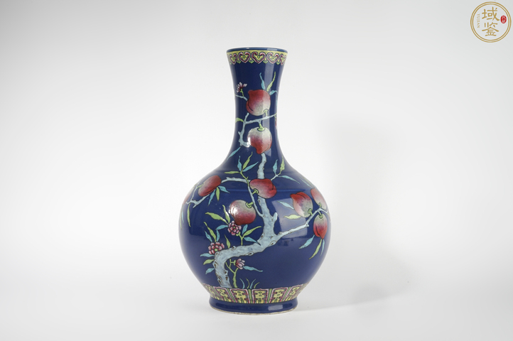 古玩陶瓷清末民初·藍(lán)地粉彩九桃紋賞瓶真品鑒賞圖