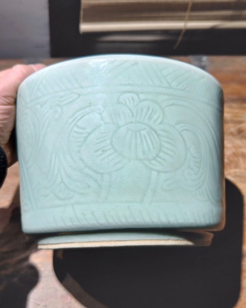 古玩陶瓷豆青釉暗刻花卉紋爐真品鑒賞圖