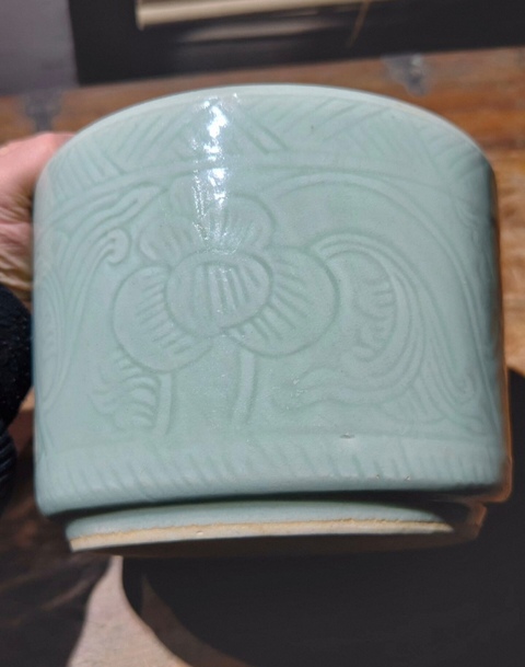 古玩陶瓷豆青釉暗刻花卉紋爐真品鑒賞圖
