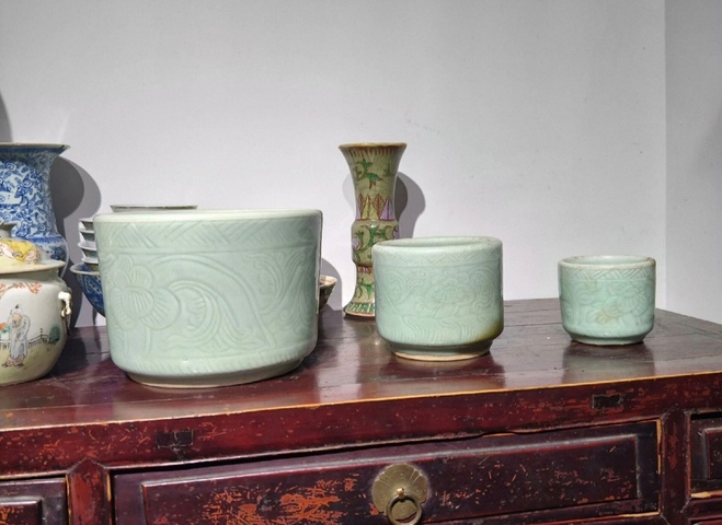 古玩陶瓷豆青釉暗刻花卉紋爐真品鑒賞圖