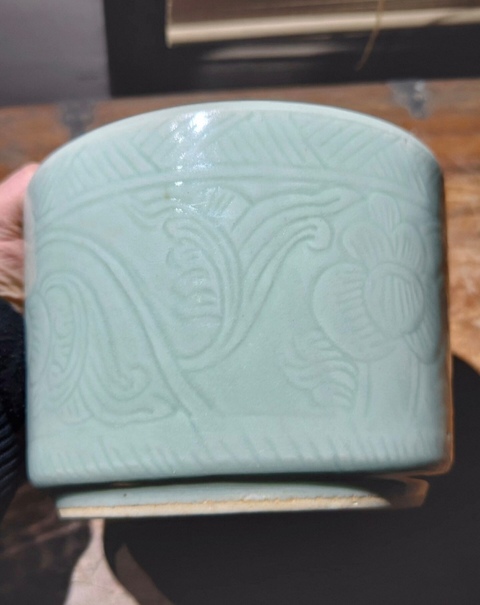 古玩陶瓷豆青釉暗刻花卉紋爐真品鑒賞圖