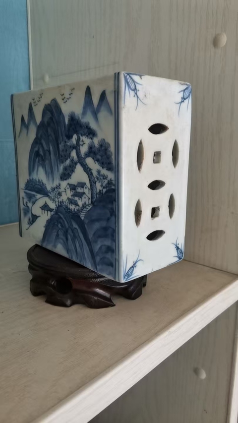 古玩陶瓷山水紋青花書擋真品鑒賞圖