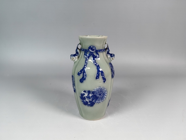 古玩陶瓷清乾隆粉彩釉堆白青花皮球花紋包袱瓜棱賞瓶真品鑒賞圖