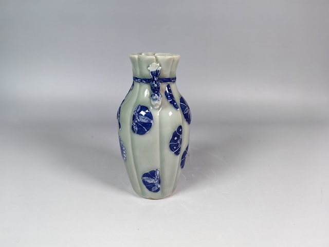 古玩陶瓷清乾隆粉彩釉堆白青花皮球花紋包袱瓜棱賞瓶真品鑒賞圖