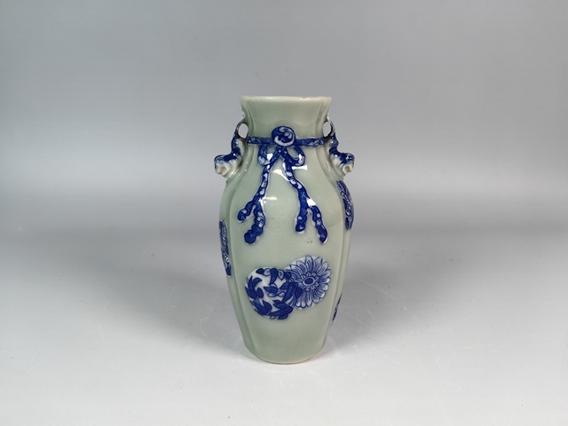 古玩陶瓷清乾隆粉彩釉堆白青花皮球花紋包袱瓜棱賞瓶真品鑒賞圖