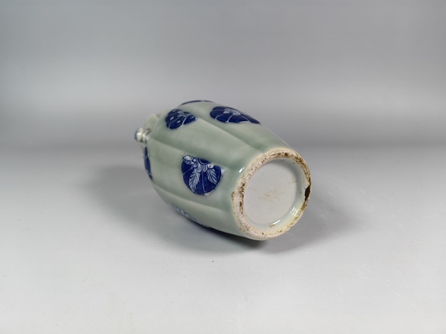 古玩陶瓷清乾隆粉彩釉堆白青花皮球花紋包袱瓜棱賞瓶真品鑒賞圖