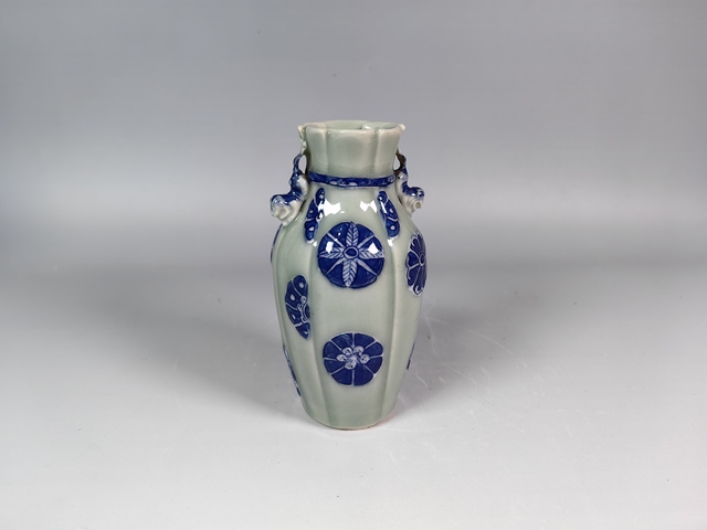 古玩陶瓷清乾隆粉彩釉堆白青花皮球花紋包袱瓜棱賞瓶真品鑒賞圖