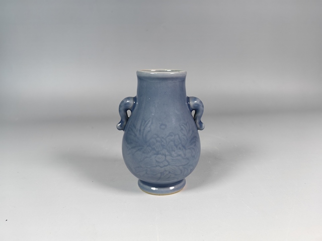 古玩陶瓷晚清民國天藍釉暗刻花卉紋象耳尊真品鑒賞圖