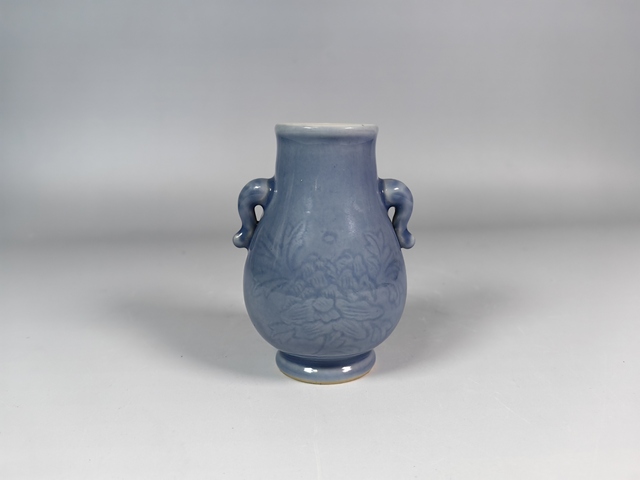 古玩陶瓷晚清民國天藍釉暗刻花卉紋象耳尊真品鑒賞圖