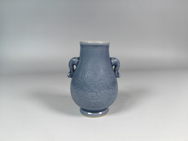 古玩陶瓷晚清民國天藍釉暗刻花卉紋象耳尊真品鑒賞圖