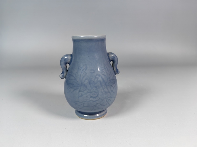 古玩陶瓷晚清民國天藍釉暗刻花卉紋象耳尊真品鑒賞圖