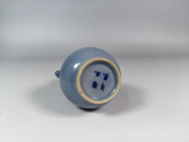 古玩陶瓷晚清民國天藍釉暗刻花卉紋象耳尊真品鑒賞圖