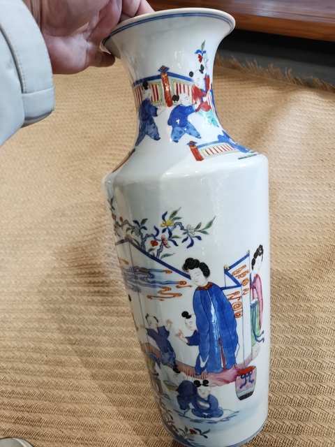 古玩陶瓷青花五彩人物觀音瓶真品鑒賞圖