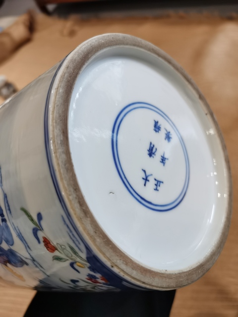 古玩陶瓷青花五彩人物觀音瓶真品鑒賞圖