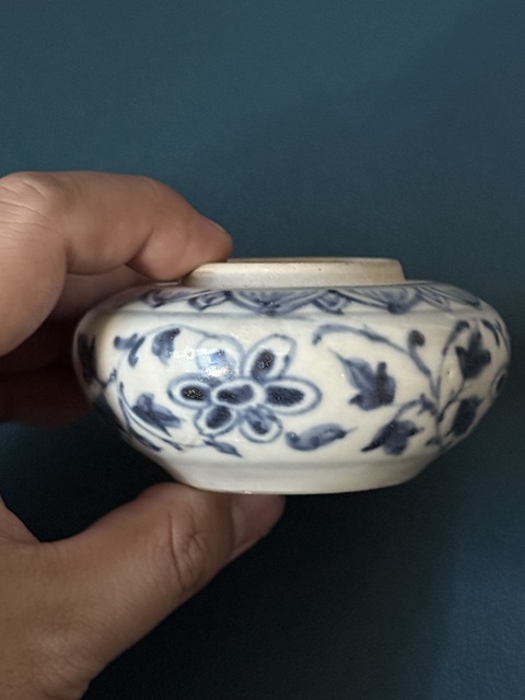 古玩陶瓷元末明初·青花纏枝花卉紋水盂真品鑒賞圖