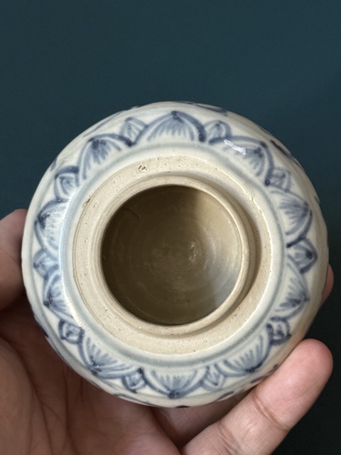 古玩陶瓷元末明初·青花纏枝花卉紋水盂真品鑒賞圖