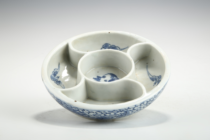 古玩陶瓷清中期·青花福壽纏枝蓮紋調色盤真品鑒賞圖