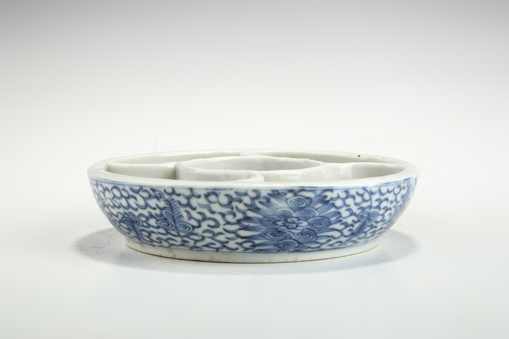 古玩陶瓷清中期·青花福壽纏枝蓮紋調色盤真品鑒賞圖